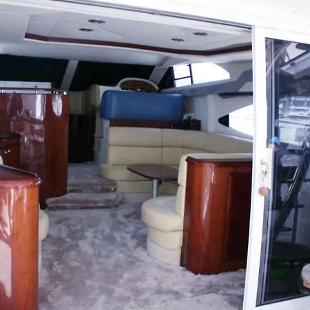 Yacht Fly 船屋