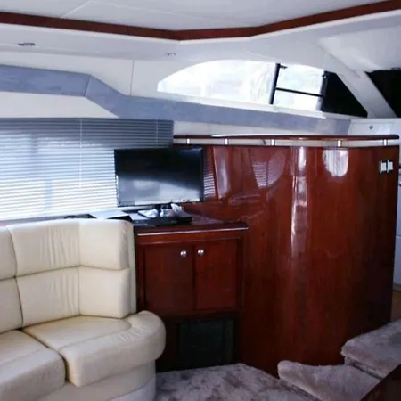 Yacht Fly